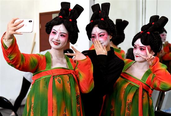 郑州歌舞剧院的演员在化完装后自拍（2月20日摄）。